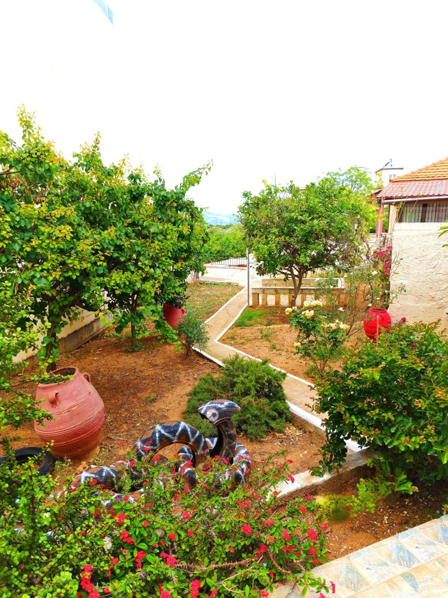 Village House With A Nice Garden Stérnai Chambre photo